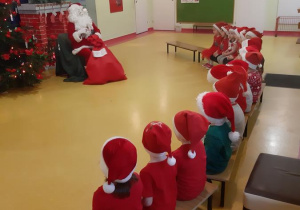 Dzieci śpiewają piosenkę dla Mikołaja.